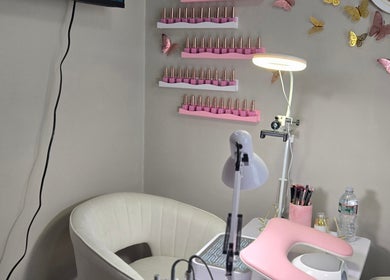 Espacio de manicura en Chismesito, Malden, Massachusetts, US, decorado con mariposas y tonos pastel.