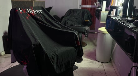 Stylish salon chair at Clase A, Mendoza, Mendoza, AR with modern hair equipment neatly arranged.