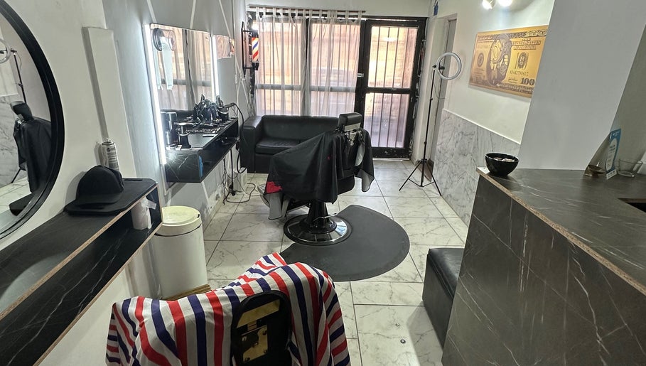 Clase A salon interior with sleek chairs and mirrors in Mendoza, Mendoza, AR.