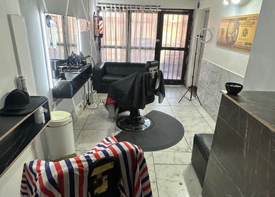 Clase A salon interior with sleek chairs and mirrors in Mendoza, Mendoza, AR.