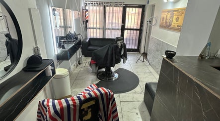 Clase A salon interior with sleek chairs and mirrors in Mendoza, Mendoza, AR.