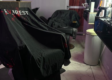Stylish salon equipment at Clase A in Mendoza, Mendoza, AR, showcasing modern barbershop chairs and tools.