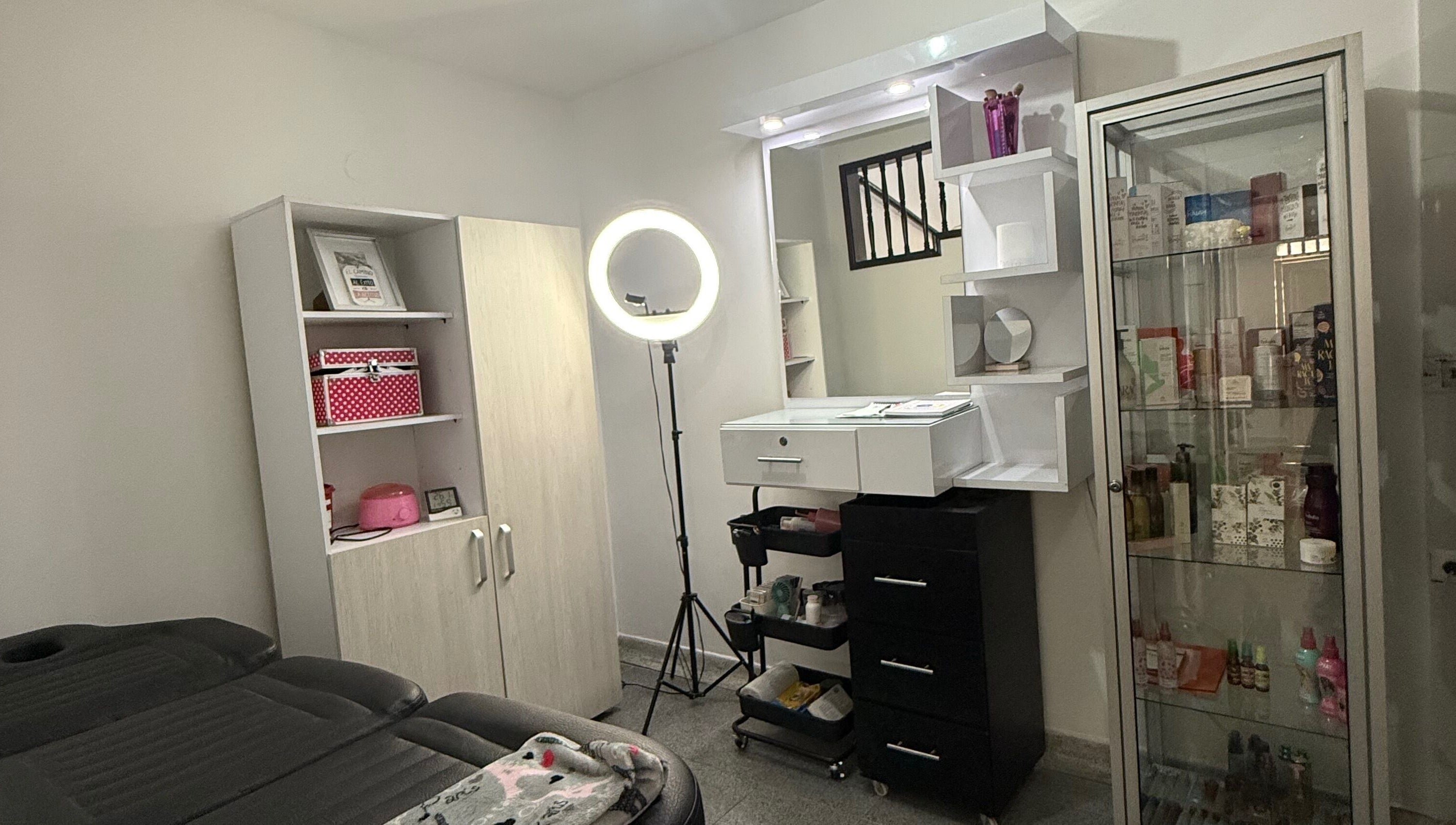 Interior of Cejas y Pestañas by Lau Jiménez, Valle Del Cauca, featuring beauty equipment and well-lit decor.