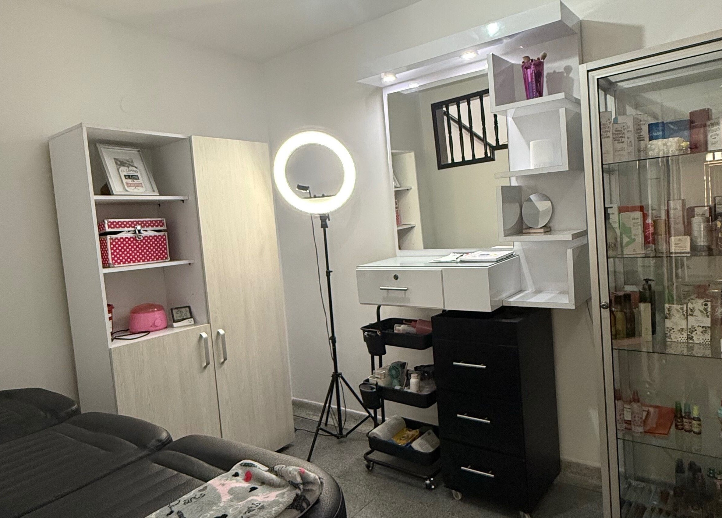 Interior of Cejas y Pestañas by Lau Jiménez, Valle Del Cauca, featuring beauty equipment and well-lit decor.