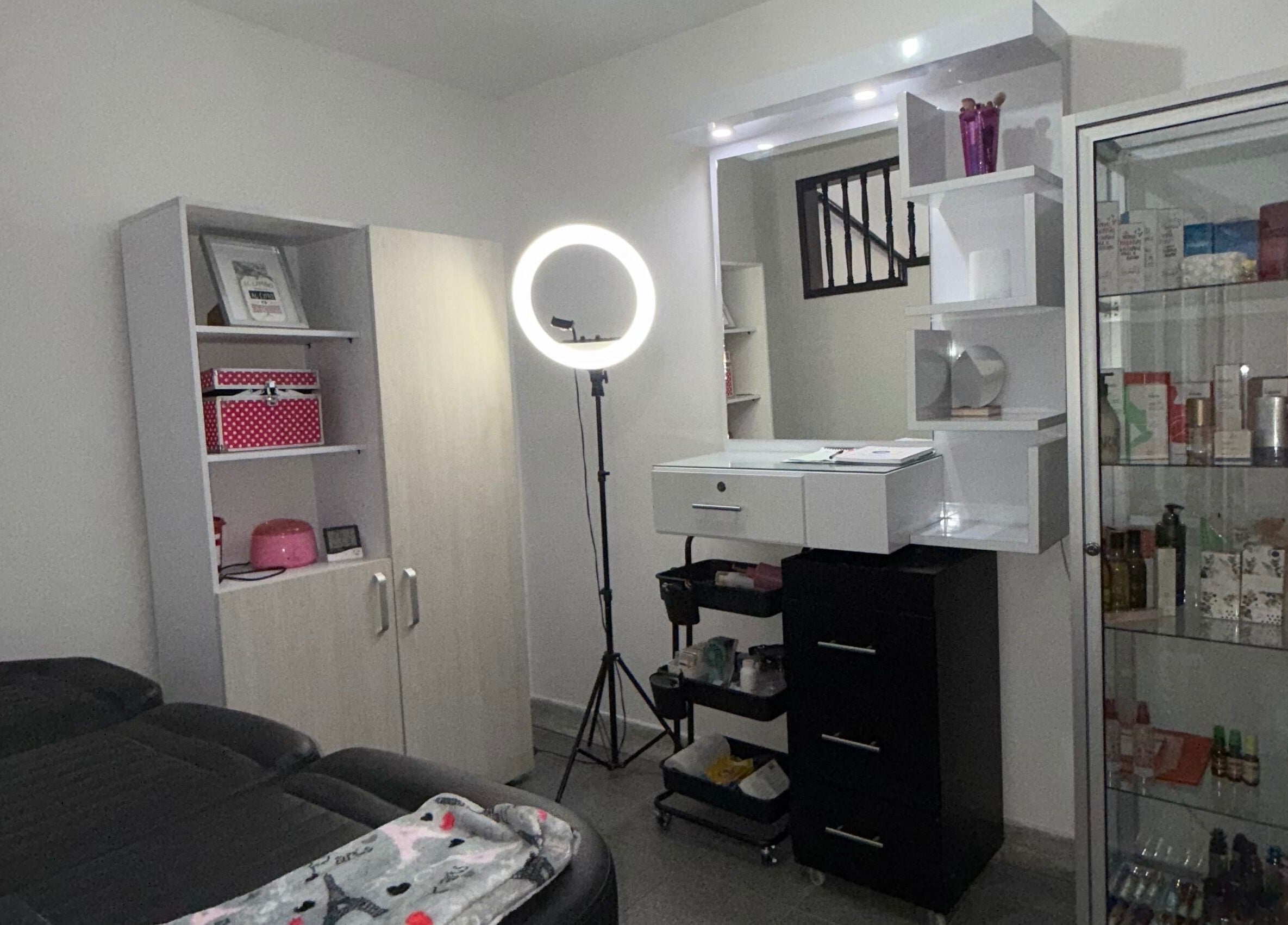 Modern treatment room at Cejas y Pestañas by Lau Jiménez, Valle Del Cauca, CO with sleek furnishings and beauty supplies.