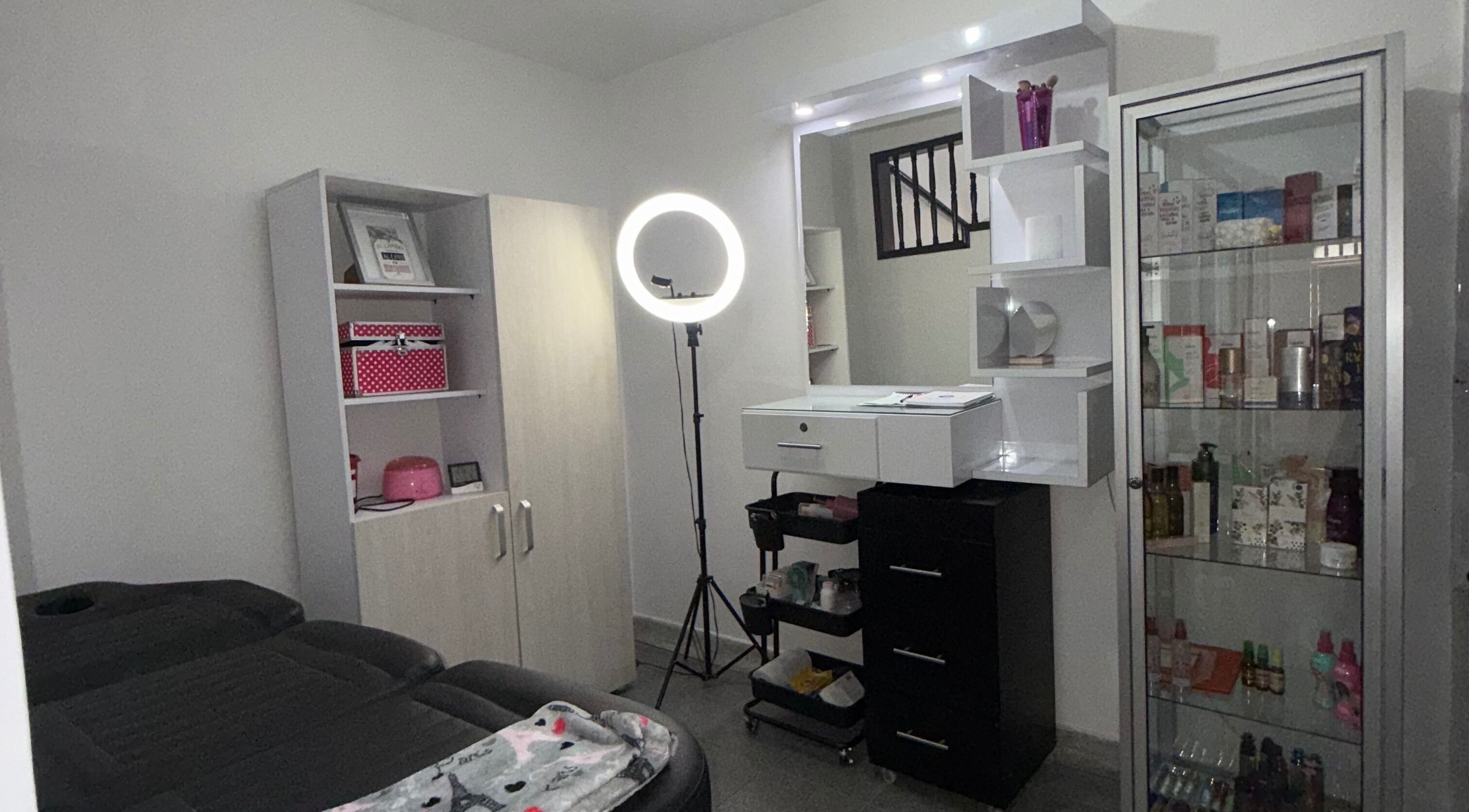 Modern treatment room at Cejas y Pestañas by Lau Jiménez, Valle Del Cauca, CO with sleek furnishings and beauty supplies.