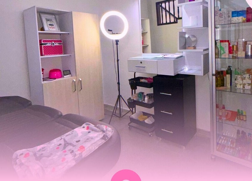 Cozy treatment room at Cejas y Pestañas by Lau Jiménez, Valle Del Cauca, Valle Del Cauca, CO, with modern decor.