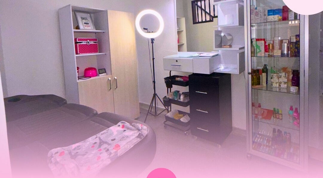 Cozy treatment room at Cejas y Pestañas by Lau Jiménez, Valle Del Cauca, Valle Del Cauca, CO, with modern decor.