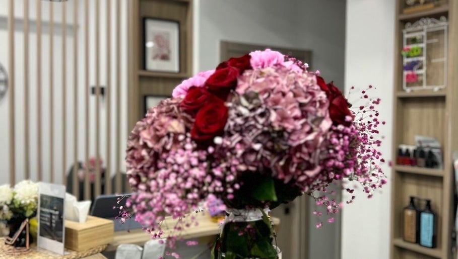 Όμορφη ανθοδέσμη στο VIP Beauty Box, Αθήνα, GR για μια κομψή ατμόσφαιρα.