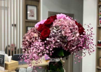 Όμορφη ανθοδέσμη στο VIP Beauty Box, Αθήνα, GR για μια κομψή ατμόσφαιρα.