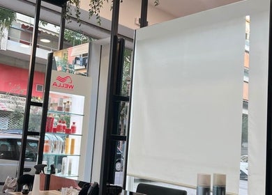 Εσωτερικό VIP Beauty Box στην Αθήνα, GR με προϊόντα ομορφιάς σε σαλόνι.