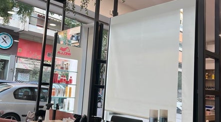Εσωτερικό VIP Beauty Box στην Αθήνα, GR με προϊόντα ομορφιάς σε σαλόνι.