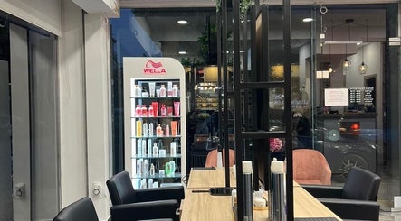 Σαλόνι του VIP Beauty Box στην Αθήνα, GR με μοντέρνα καθίσματα και προιόντα ομορφιάς στη βιτρίνα.