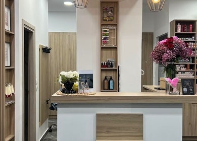 Κομψή υποδοχή του VIP Beauty Box στην Αθήνα, GR με λουλούδια και προϊόντα ομορφιάς.