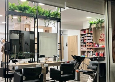 Εσωτερικό του VIP Beauty Box στην Αθήνα, GR με καρέκλες κομμωτηρίου και προϊόντα ομορφιάς.