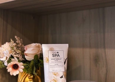Αρωματικό λοσιόν και λουλούδια στο VIP Beauty Box, Αθήνα, GR.