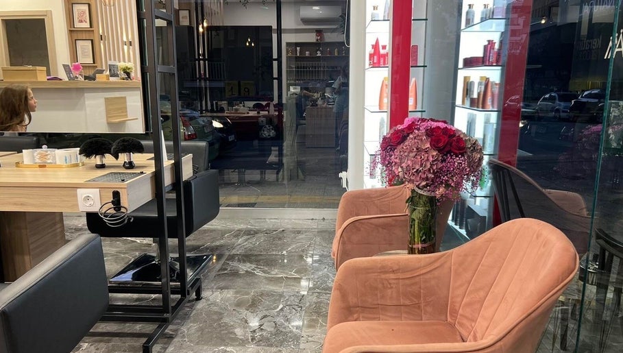 Σαλόνι VIP Beauty Box στην Αθήνα, GR με κομψούς καναπέδες και λουλούδια.