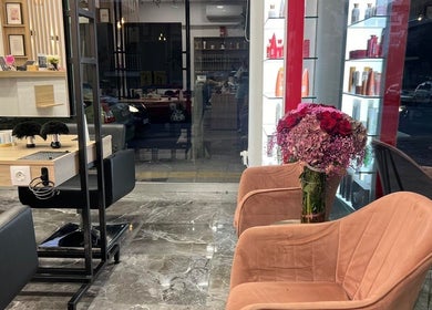 Σαλόνι VIP Beauty Box στην Αθήνα, GR με κομψούς καναπέδες και λουλούδια.