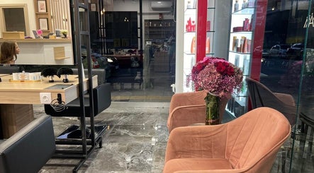 Σαλόνι VIP Beauty Box στην Αθήνα, GR με κομψούς καναπέδες και λουλούδια.