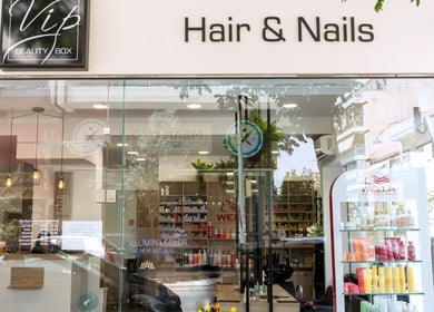 Η είσοδος του VIP Beauty Box στην Αθήνα, GR με προϊόντα ομορφιάς στη βιτρίνα.