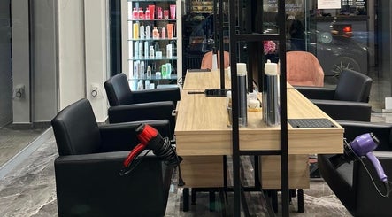 Σύγχρονο εσωτερικό κομμωτηρίου του VIP Beauty Box, Αθήνα, GR με κομψά καθίσματα και εργαλεία περιποίησης.