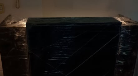 Mostrador oscuro envuelto en plástico en Marsella Studio, Buenos Aires, Ciudad Autónoma De Buenos Aires, AR.