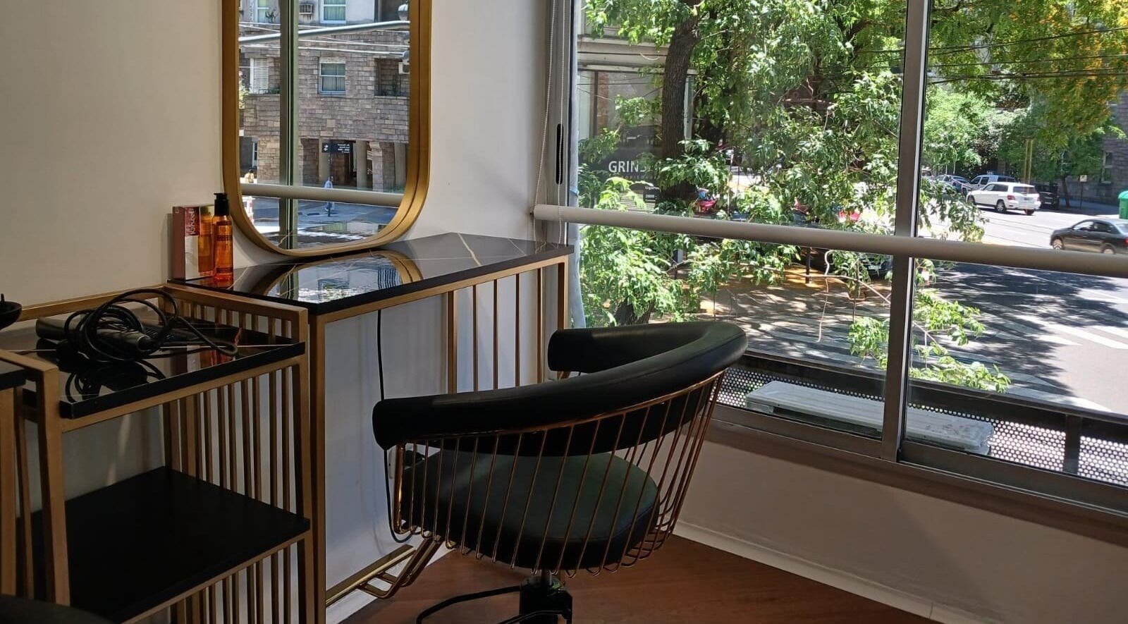 Mesa de peinado con silla y gran ventana en Marsella Studio, Buenos Aires, Ciudad Autónoma De Buenos Aires, AR.