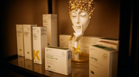 Produse cosmetice elegante la Sole Beauty Vistas, București, București, RO, într-un aranjament rafinat.