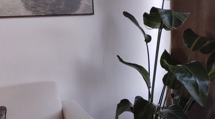 Coin salon chic chez ART institut à Genève, Genève, CH avec plantes et canapé blanc.