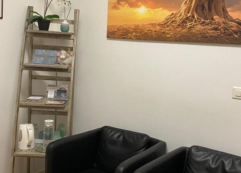 Coin détente à l'ART Institut, Genève, Genève, CH, avec fauteuils et étagère décorative.