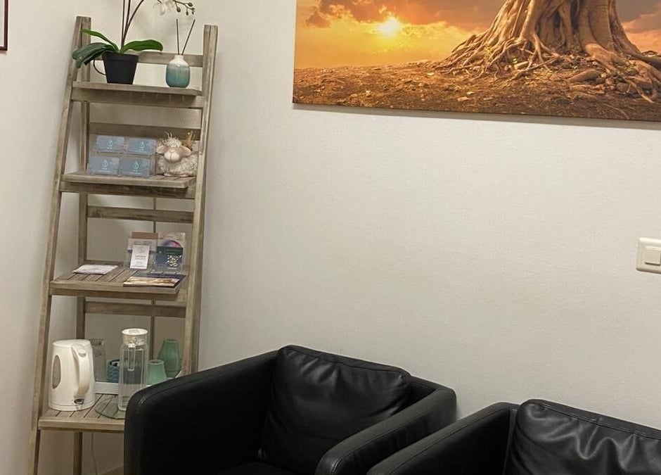 Coin détente à l'ART Institut, Genève, Genève, CH, avec fauteuils et étagère décorative.