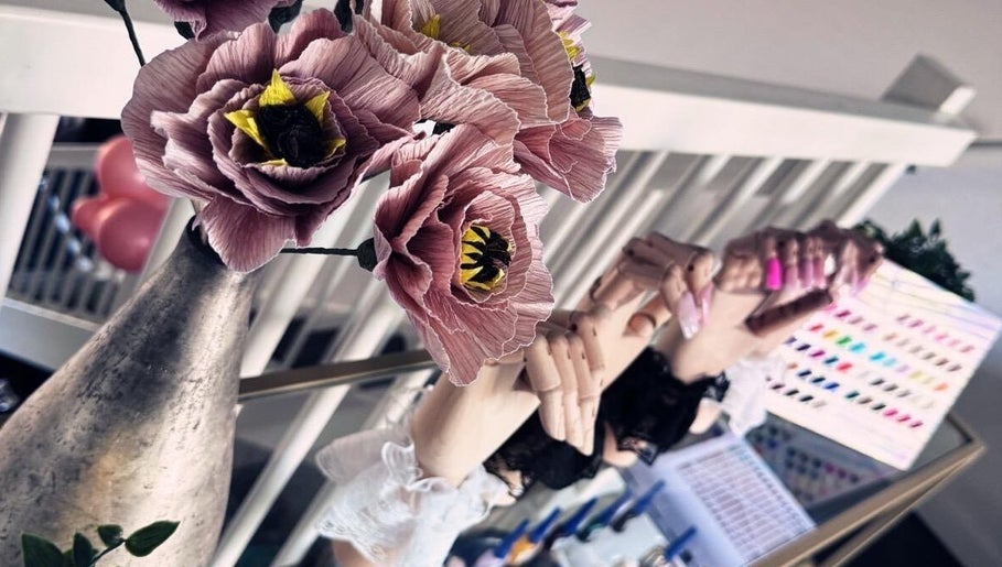Decoratieve bloemen en nagellakdisplay bij House of Beauty by Lina, Rotterdam, Zuid-holland, NL.