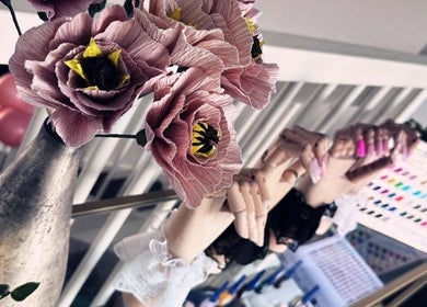 Decoratieve bloemen en nagellakdisplay bij House of Beauty by Lina, Rotterdam, Zuid-holland, NL.