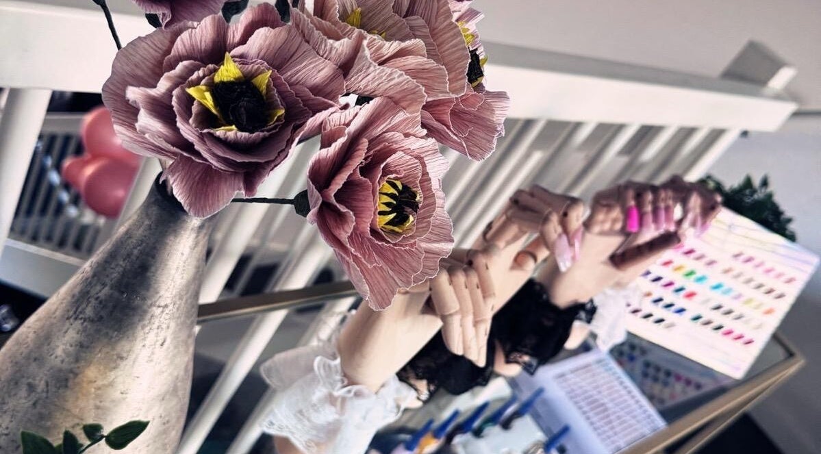 Decoratieve bloemen en nagellakdisplay bij House of Beauty by Lina, Rotterdam, Zuid-holland, NL.