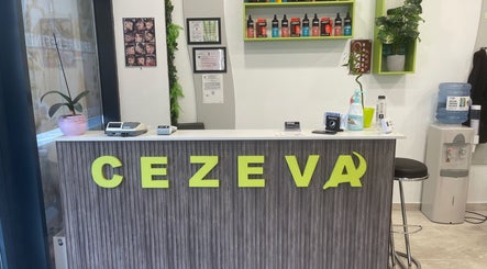 Recepția elegantă de la Cezeva beauty and style în București, București, RO, cu decor modern și produse profesionale.