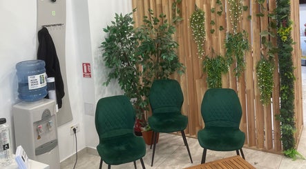 Colț relaxant la Cezeva beauty and style, București, București, RO, cu scaune verzi și decor natural.