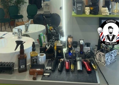 Echipament de frizerie la Cezeva Beauty and Style, București, București, RO, cu scaune verzi și unelte moderne.