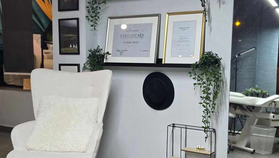 Χαλαρωτική ατμόσφαιρα στο Brow Addiction Aesthetics, Χαλάνδρι, GR. Πιστοποιήσεις και φυτά φέρνουν ηρεμία.