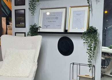 Χαλαρωτική ατμόσφαιρα στο Brow Addiction Aesthetics, Χαλάνδρι, GR. Πιστοποιήσεις και φυτά φέρνουν ηρεμία.