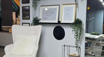 Χαλαρωτική ατμόσφαιρα στο Brow Addiction Aesthetics, Χαλάνδρι, GR. Πιστοποιήσεις και φυτά φέρνουν ηρεμία.