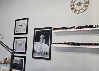 Τοίχος με έργα τέχνης και μανό στο Brow Addiction Aesthetics, Χαλάνδρι, GR.