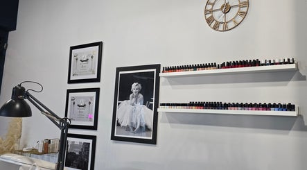 Τοίχος με έργα τέχνης και μανό στο Brow Addiction Aesthetics, Χαλάνδρι, GR.