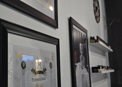 Κομψοί πίνακες τέχνης στον τοίχο του Brow Addiction Aesthetics, Χαλάνδρι, GR.