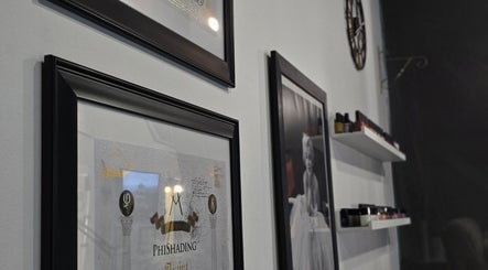 Κομψοί πίνακες τέχνης στον τοίχο του Brow Addiction Aesthetics, Χαλάνδρι, GR.