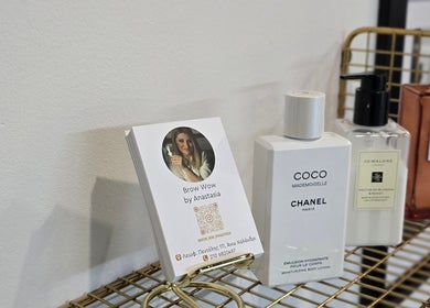 Προϊόντα ομορφιάς στο Brow Addiction Aesthetics, Χαλάνδρι, GR, με κάρτα και αρώματα πολυτελείας.