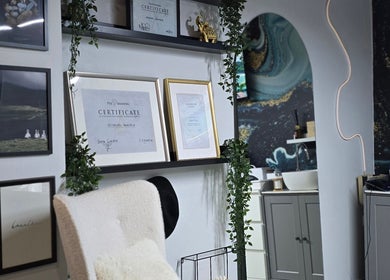 Χαλαρωτική διακόσμηση με πιστοποιητικά στον χώρο του Brow Addiction Aesthetics, Χαλάνδρι, GR.