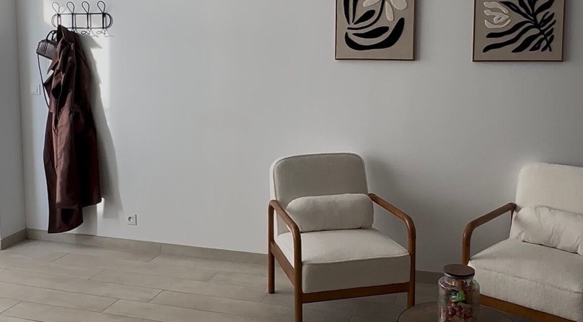 Coin salon élégant chez Zuneira à Pont-évêque, Auvergne-rhône-alpes, FR avec fauteuils et décoration murale.