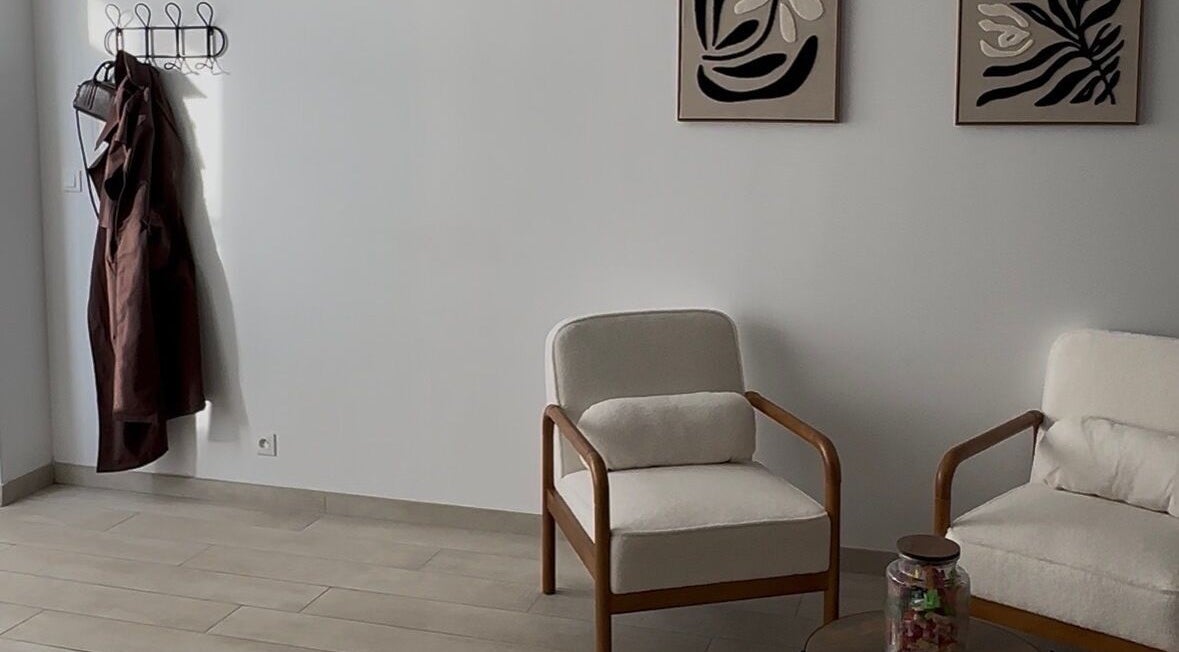 Coin salon élégant chez Zuneira à Pont-évêque, Auvergne-rhône-alpes, FR avec fauteuils et décoration murale.