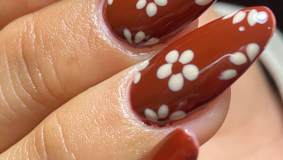 Close-up of elegant floral nail art by Carmen Sanchez Nail Art in Atlixco, Puebla, MX.