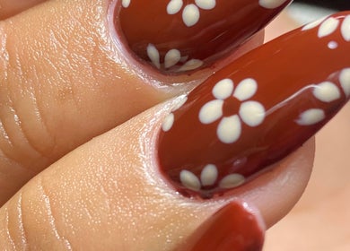 Close-up of elegant floral nail art by Carmen Sanchez Nail Art in Atlixco, Puebla, MX.